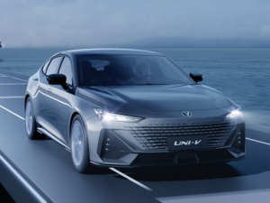 Changan UNI-V Лифтбек, Гибрид 11.2021 -  н.в.