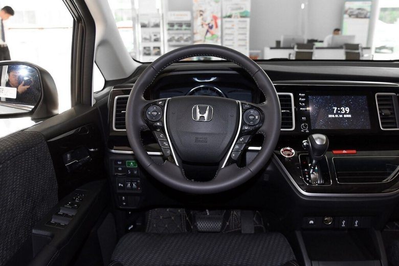 HONDA Elysion Elysion 2 поколение, рестайлинг Минивэн, Гибрид, 