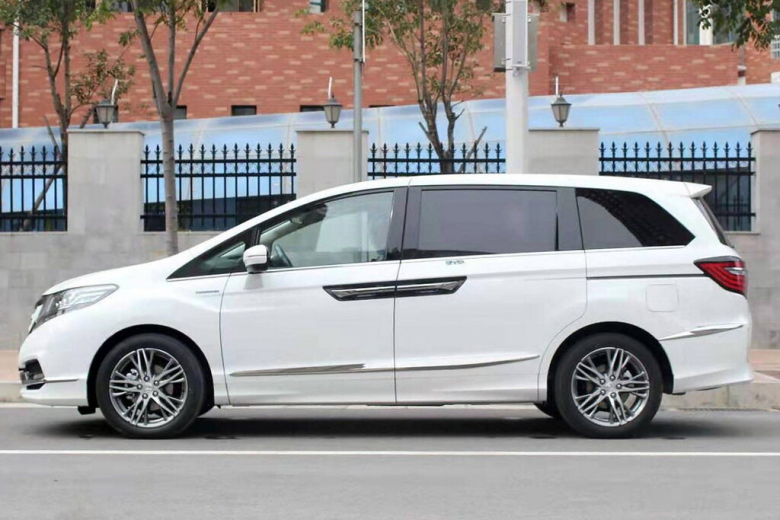 HONDA Elysion Elysion 2 поколение, рестайлинг Минивэн, Гибрид, 