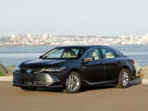 Toyota Avalon (XX50) Седан, Гибрид 01.2018 - 03.2022