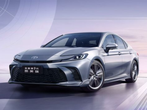 Toyota Camry (XV80) Седан, Гибрид 11.2023 -  н.в.