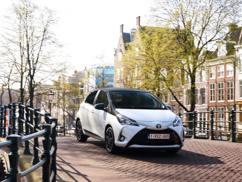 TOYOTA Yaris Yaris 3 поколение, 2-й рестайлинг Хэтчбек 5 дв., Гибрид, KSP130, NHP130, NSP131