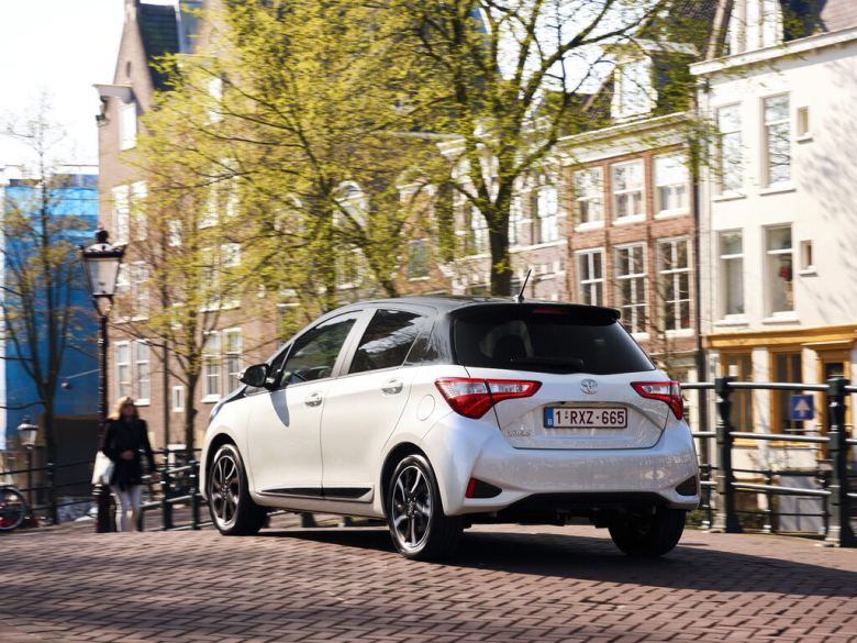 TOYOTA Yaris Yaris 3 поколение, 2-й рестайлинг Хэтчбек 5 дв., Гибрид, KSP130, NHP130, NSP131