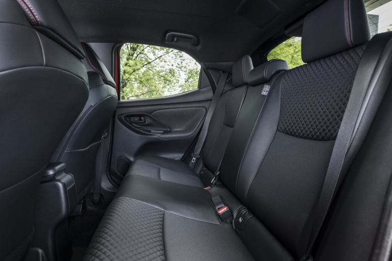 TOYOTA Yaris Yaris 4 поколение Хэтчбек 5 дв., Гибрид, KSP210, MXPA10, MXPH10